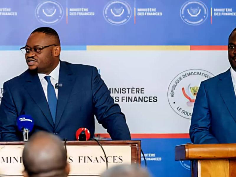 De gauche à droite : Doudou Fwamba ministre des Finances et René Tapsoba,  respectivement ministre des Finances et Représentant Résident du FMI, en RDC [photo d’illustration]