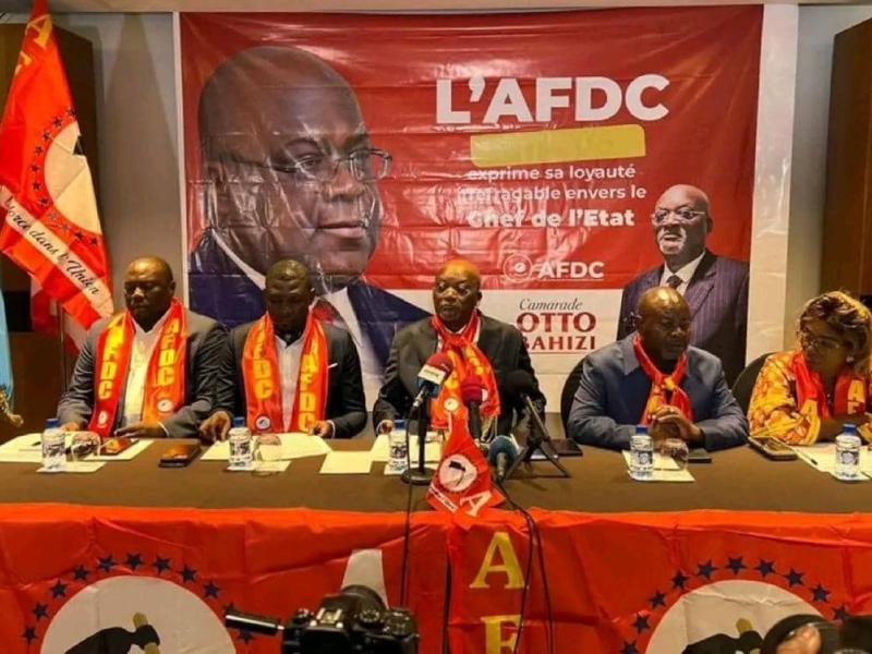 Otto Bahizi (au milieu de la photo) prend provisoire les rênes du regroupement politique AFDC-A après la destitution de Modeste Bahati Lukwebo