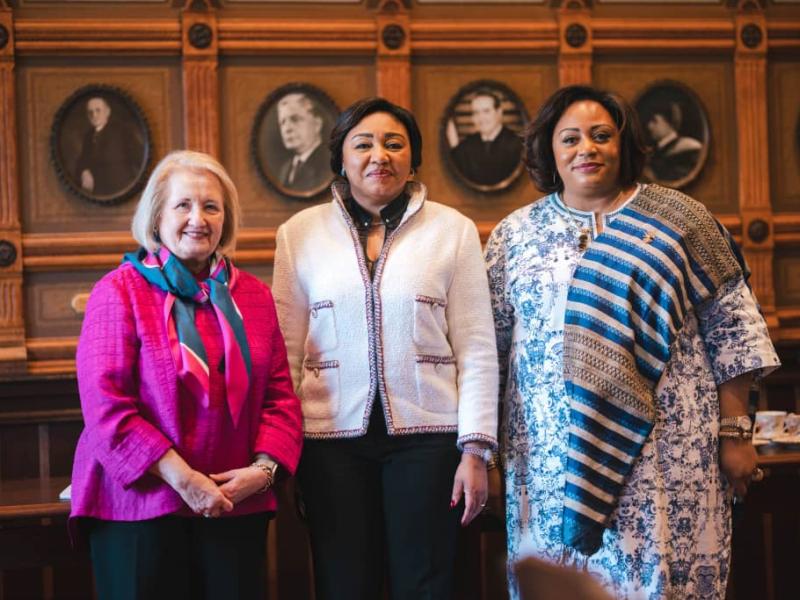 Denise Nyakeru au milieu de la Première Dame des USA (à gauche) et l’ambassadrice de la RDC (à droite)
