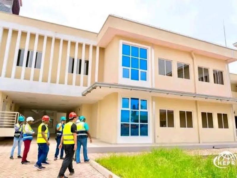 L'un des bâtiments construits de l'Hôpital militaire de Kikwit