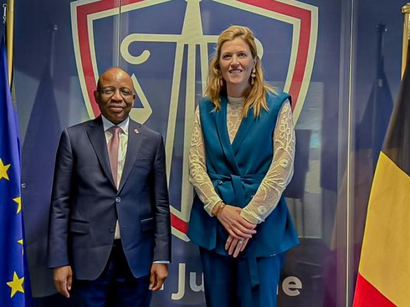 Le ministre d’État en charge de la Justice, Guillaume Ngefa, et son homologue belge, Annelies Verlinden, à Bruxelles