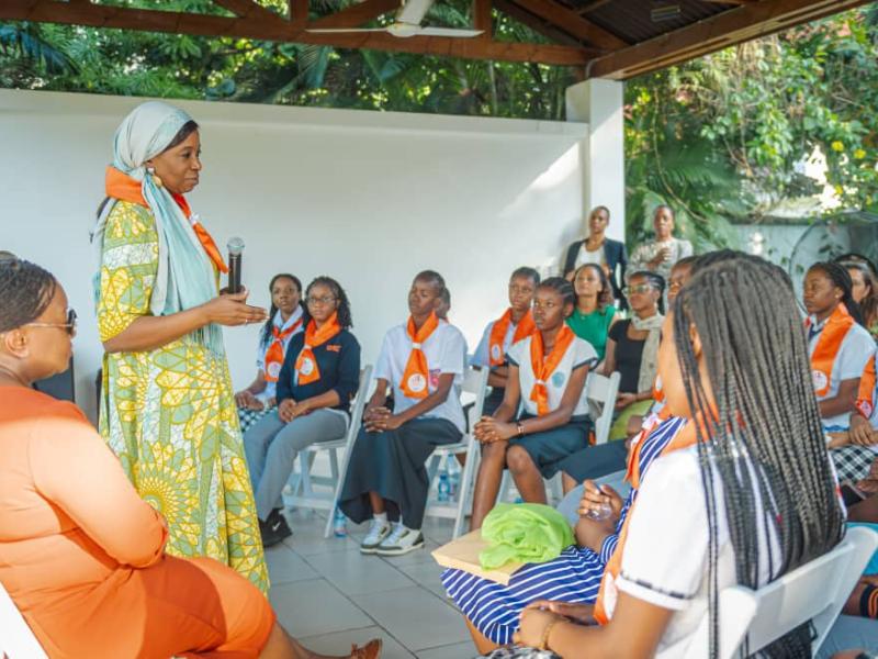 La Directrice exécutive de l'UNFPA, Diene KEITA et les jeunes participantes de l’Académie de Leadership Féminin à Kinshasa