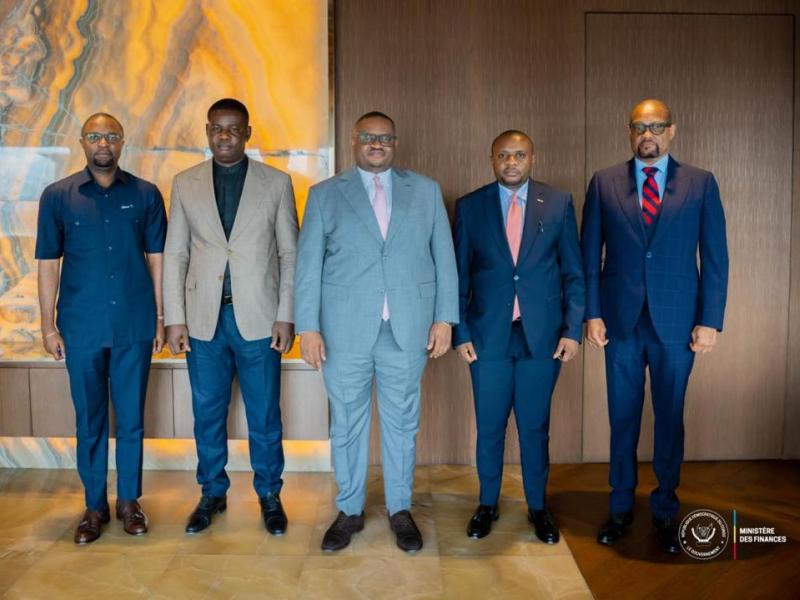 Le Ministre des Finances Doudou Fuamba et la délégation de Transco conduite par son DG Jérémie KILUBU MATONDO après leur entretien avec l'argentier congolais