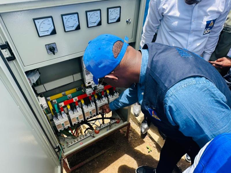 Teddy Lwamba,  DG de la SNEL, met en service trois cabines électriques dans la ville de Bandundu [photo d’illustration]