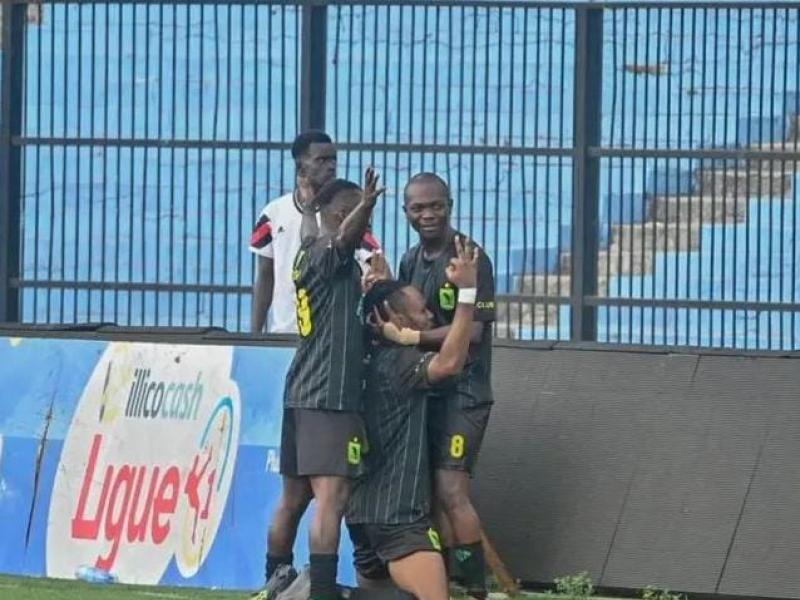 Les joueurs de l'AS VClub lors de la célébration du but de Peter Ikoyo.