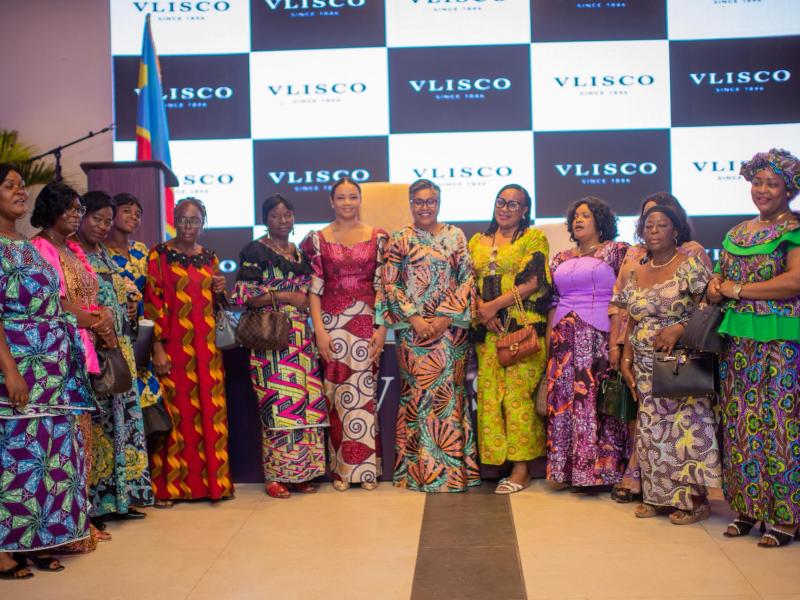 La Première Ministre, Judith Suminwa Tuluka, lors d'une cérémonie, à Kinshasa, avec les revendeuses de pagnes VLISCO
