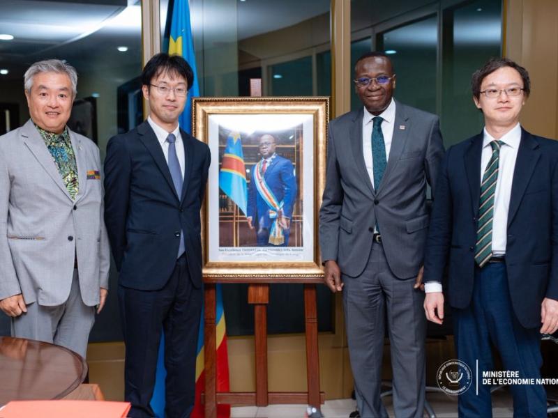Le VPM de l'économie nationale Daniel Mukoko Samba et la délégation japonaise [photo d'illustration]