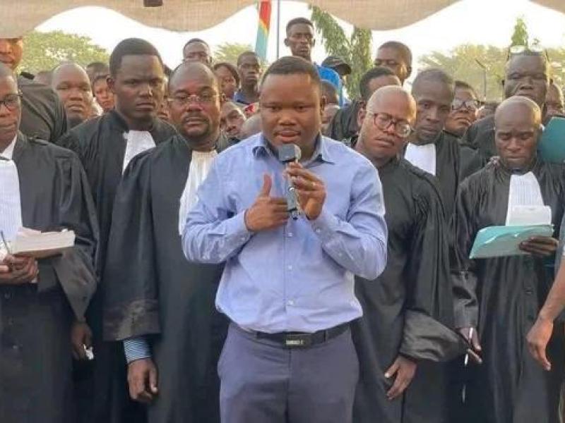 Le Dr David Balanganayi, médecin au CNPP-Kinkole et sa défense, lors de son procès à Kinshasa, pour avoir agressé une accouchée [photo d’illustration]