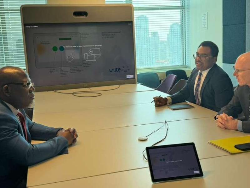 L’ambassadeur Zénon Mukongo Ngay échange James Swan, futur chef de la MONUSCO.