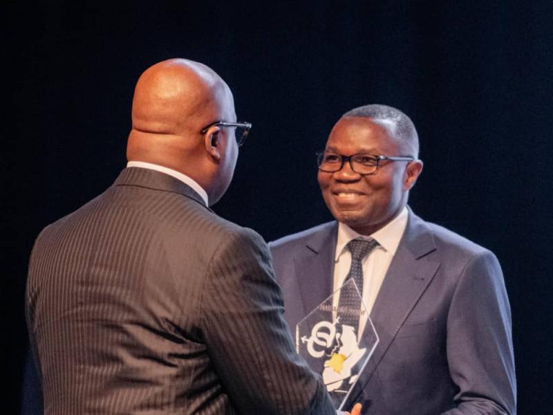 Le Président Félix Tshisekedi remet le trophée de mérite au Ministre du Commerce Extérieur, Julien Paluku [photo d’illustration]