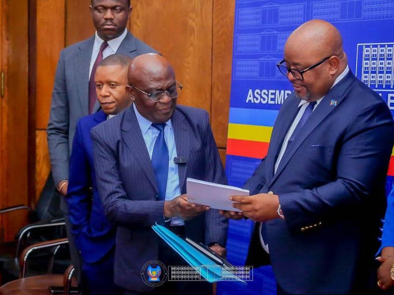 Rubens Mikindo,  président de la Commission Défense et Sécurité de l’Assemblée nationale remet au président Aimé Boji un rapport portant sur des questions sensibles