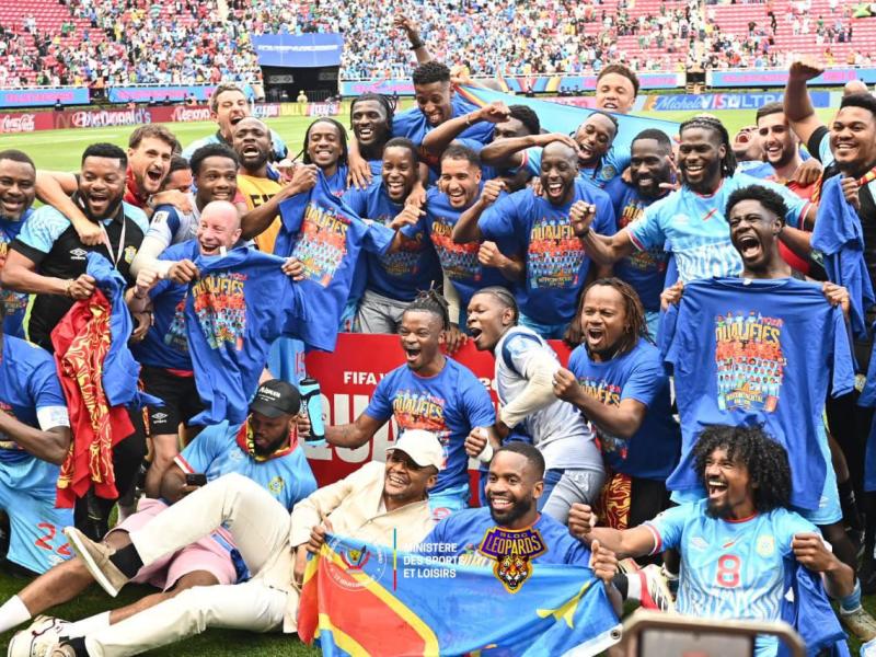 Le ministre des sports, Didier Budimbu, avec les Léopards sur la photo officielle de la qualification