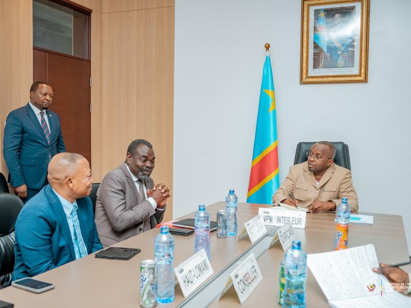 Le VPM en charge de l'Intérieur Jacquemain Shabani Lukoo avec une délégation des élus originaires la province du Haut-Lomami