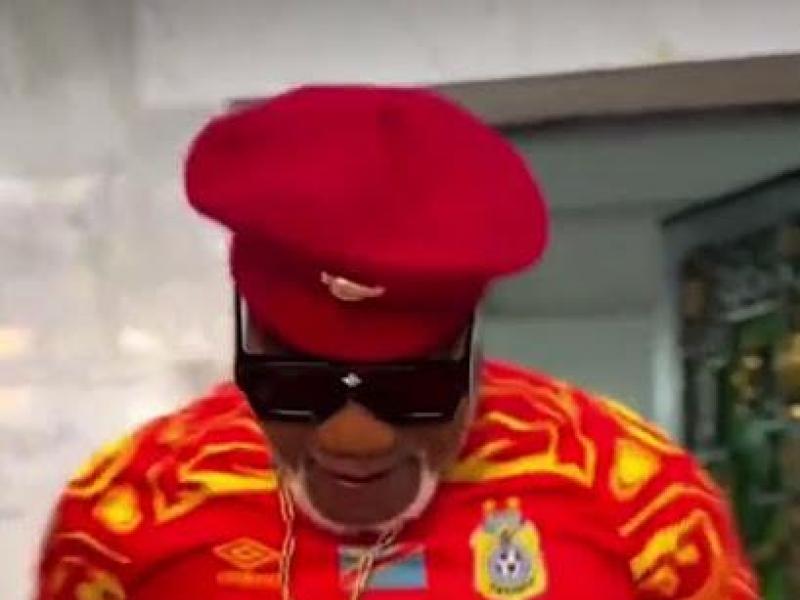 L'artiste musicien KOFFI OLOMIDE en vareuse des Léopards lors d'une vidéo live sur l'un de ses comptes sociaux.