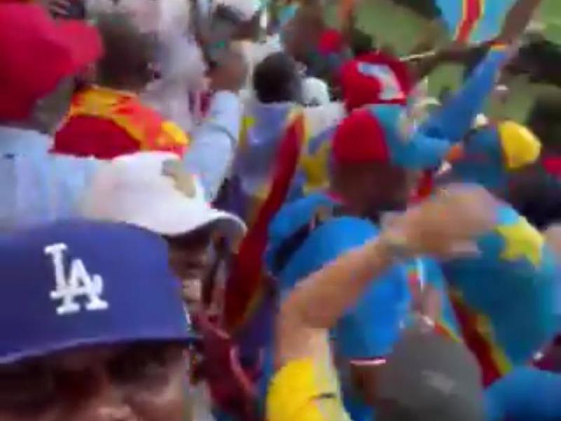 Quelques journalistes dans les tribunes des supporters pour encourager les joueurs lors du match contre la Jamaïque