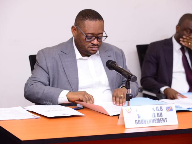 Le Ministre des finances Doudou Fwamba devant les membres de la commission Ecofin de l'Assemblée nationale