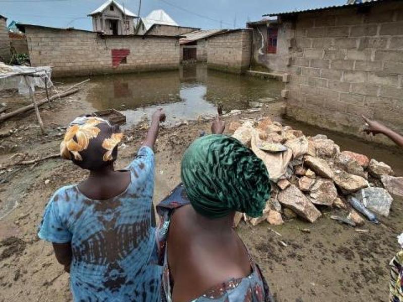 Des femmes montrent l'endroit où le corps d'un proche a été retrouvé après qu'il a été abattu par des combattants du M23-M23-AFC, à Uvira [ 📷 HRW]