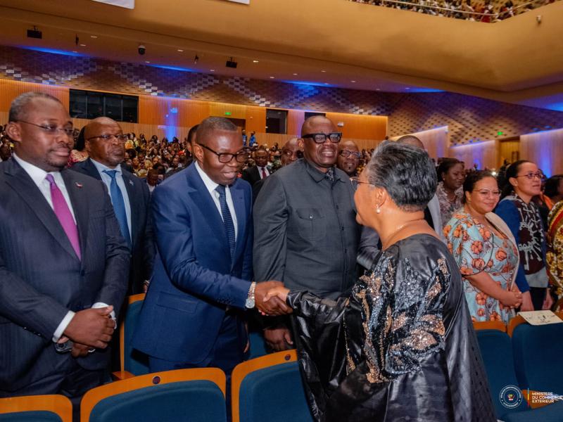 Poignée de mains entre le ministre Julien Paluku Kahongya et la Cheffe du Gouvernement congolais, Judith Suminwa Tuluka