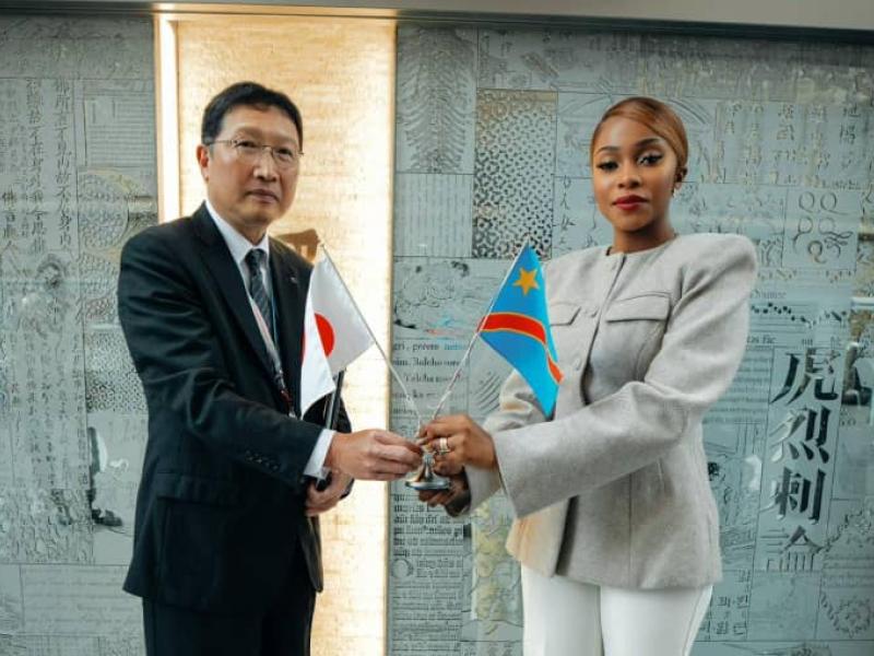 Un représentant de Gravity Group Ind. LLC du JApon et la ministre congolaise de la Jeunesse, Grace Kutino [photo d’illustration]