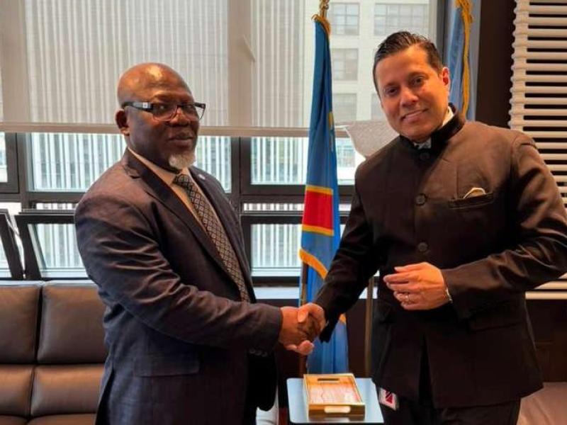 Poignée de mains entre le représentant permanent de la RDC auprès des Nations Unies, Zénon Mukongo Ngay, et son homologue de Trinité-et-Tobago, Neil Parsan