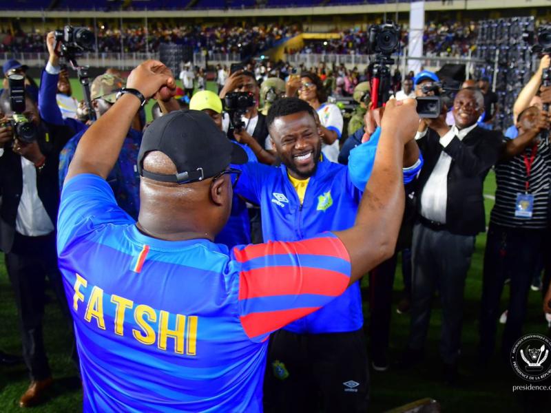 Le Président Félix Antoine Tshisekedi avec le capitaine de Léopards, Chancel célébrant la victoire de la RDC contre le Nigeria