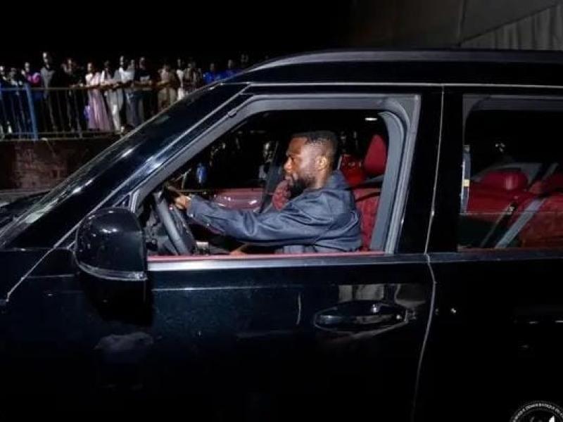 Le capitaine des Léopards, Chancel Mbemba à bord d'une Toyota Land Cruiser 300 VXR à la Cité de l'Union africaine.