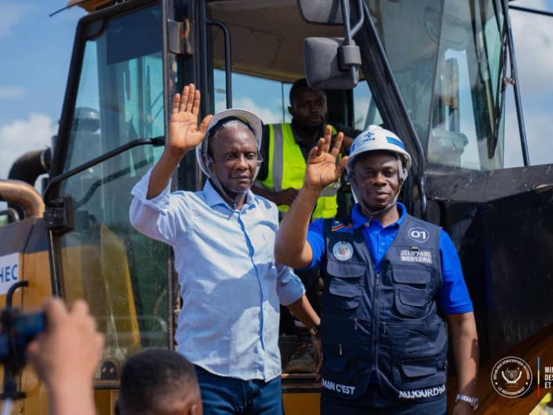 Le ministre John Banza Lunda, accompagné du Gouverneur du Kasaï-Oriental, lance les travaux de bitumage de la RN1 Kananga-Kabeya-Kamwanga