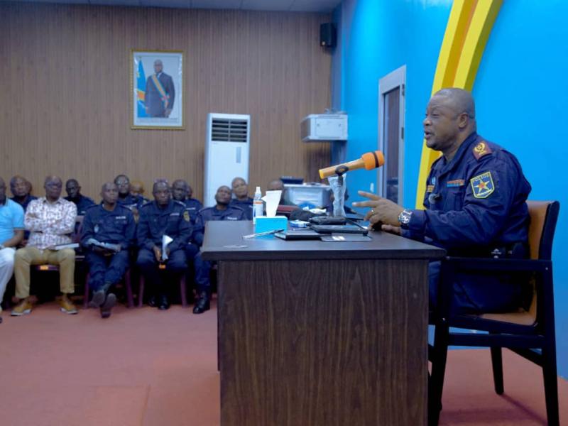 Le Commissaire provincial de la police ville de Kinshasa, Israël Kantu lors d'une d'évaluation avec les responsables de la sécurité de Kinshasa