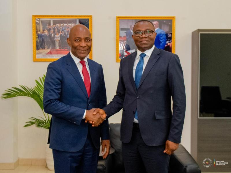 Poignée de mains entre le Gouverneur Jean-Jacques Purusi (à gauche) et le ministre Julien Paluku Kahongya (à droite)