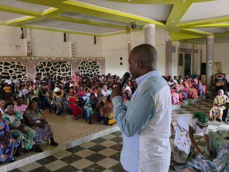 Le député Roger Abotome Bekabisya devant les femmes de Watsa.