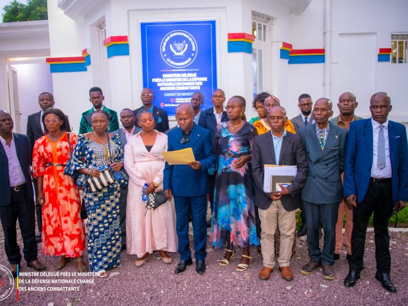 Les membres de la société et notables du Kwango reçus au cabinet du Ministre délégué près le Ministre de la défense, lundi 06 avril 2026