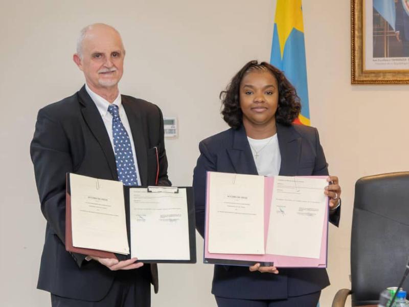 Noëlla AYEGANAGATO Vice-ministre des Affaires étrangères et Robert NASI, responsable du CIFOR-ICRAF