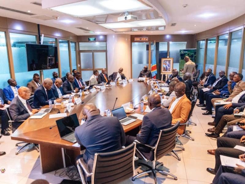Le ministre Louis Watum Kabamba et les chefs des corps des structures sous tutelle de son ministère, ce mardi 07 avril 2026
