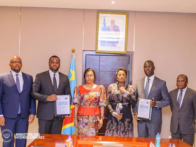 Les ministres Acacia Bandubola Mbongo Julie Shiku président la signature de quatre contrats d’exploitation d’actifs pétroliers entre ENGIP-RDC SA et SEP Congo