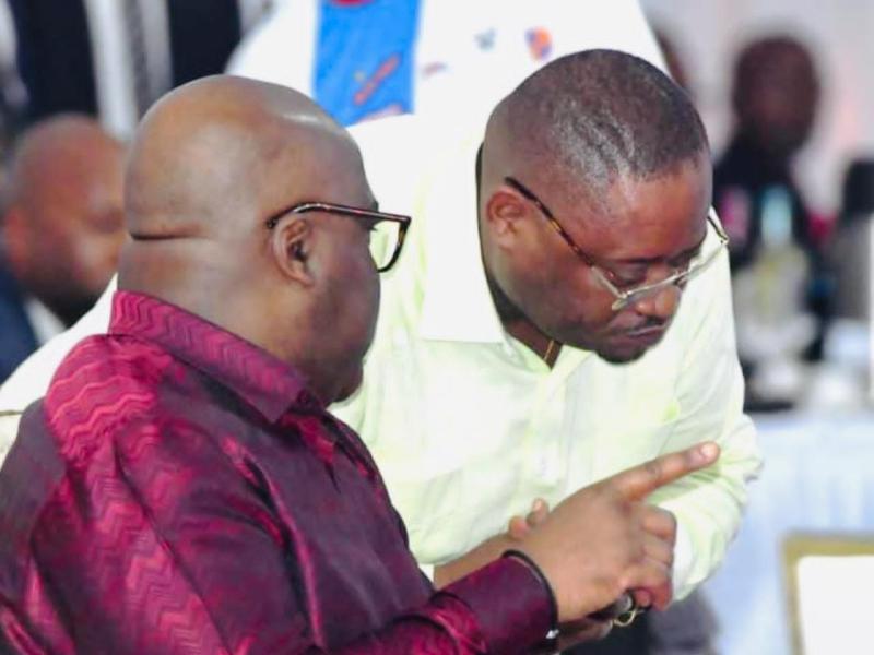 Le ministre des Finances Doudou Fwamba à l’écoute des orientations du Président de la République Félix-Antoine Tshisekedi Tshilombo lors de la réception des Léopards à la Cité de l’Union Africaine