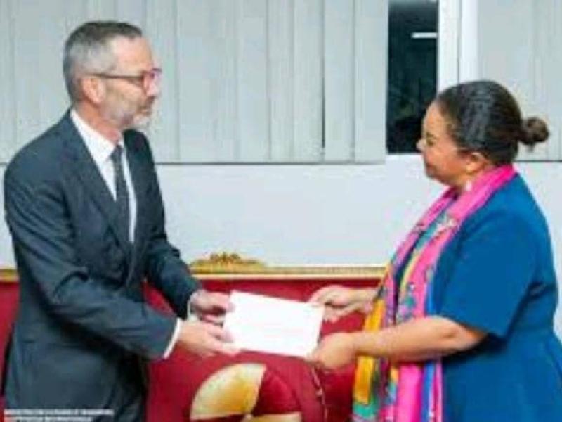 L'ambassadeur de la France en RDC, Remi Maréchaux et la ministre congolaise des Affaires Étrangères, Thérèse Kayikwamba