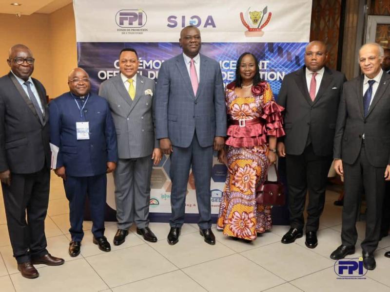 Le ministre de l’Économie numérique et les partenaires entourés de l’équipe dirigeante du FPI