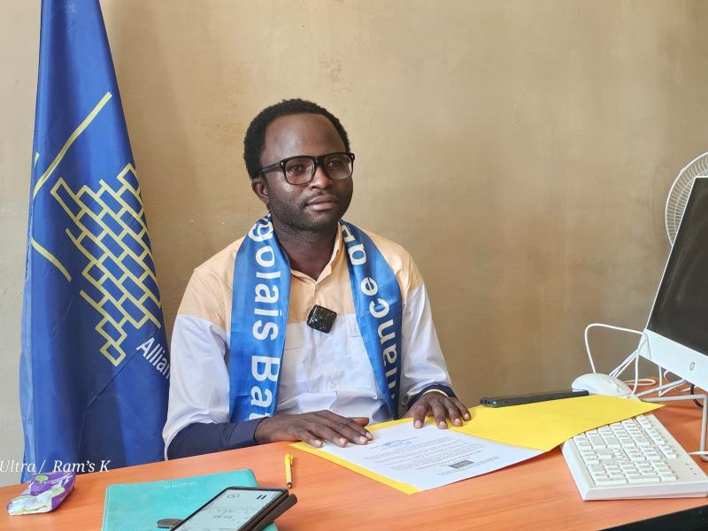 Le président fédéral de l’ACB Kasaï, Emmanuel Makinda devant la presse