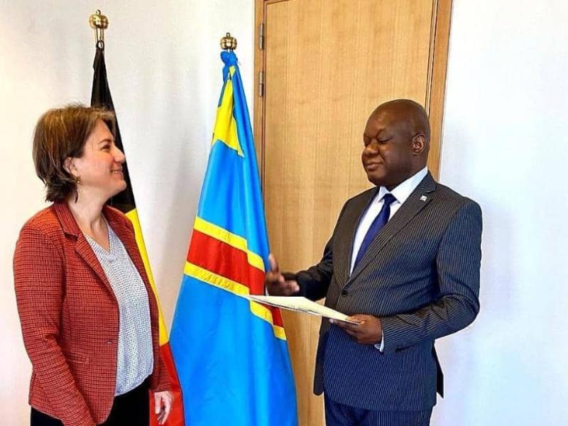 Le ministre délégué en charge de la Francophonie- et de la diaspora, Crispin Mbadu et Theodora Gentzis, représentante du vice-premier ministre et Chef de la diplomatie belge.