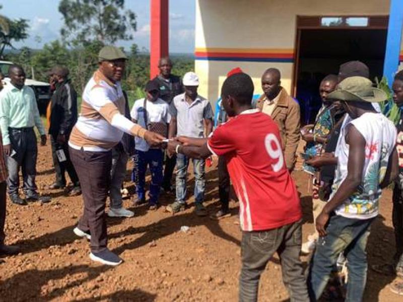 Joseph Ndayambaje Sukisa, coordonnateur intérimaire du P-DDRCS Nord-Kivu délivre des cartes de démobilisation à 14 ex-combattants