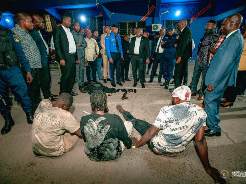 Les présumés braqueurs présentés au VPM en charge de l'intérieur Jacquemain Shabani par le commandant de la PNC Kinshasa, le commissaire divisionnaire Israël Kantu