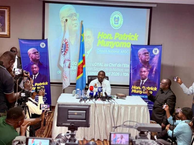 Patrick Munyomo devant la presse à Kinshasa