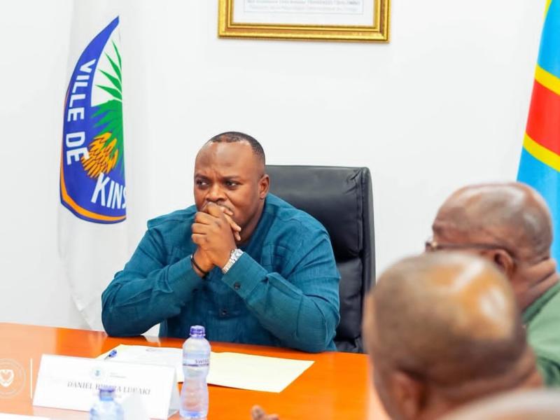 Le Gouverneur de Kinshasa, Daniel et quelques hauts cadres, lors de la réunion à l'Hôtel de ville.