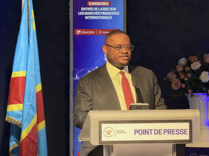 Doudou Fwamba Likunde Li-Botayi, ministre de Finances en RDC devant la presse à Kinshasa