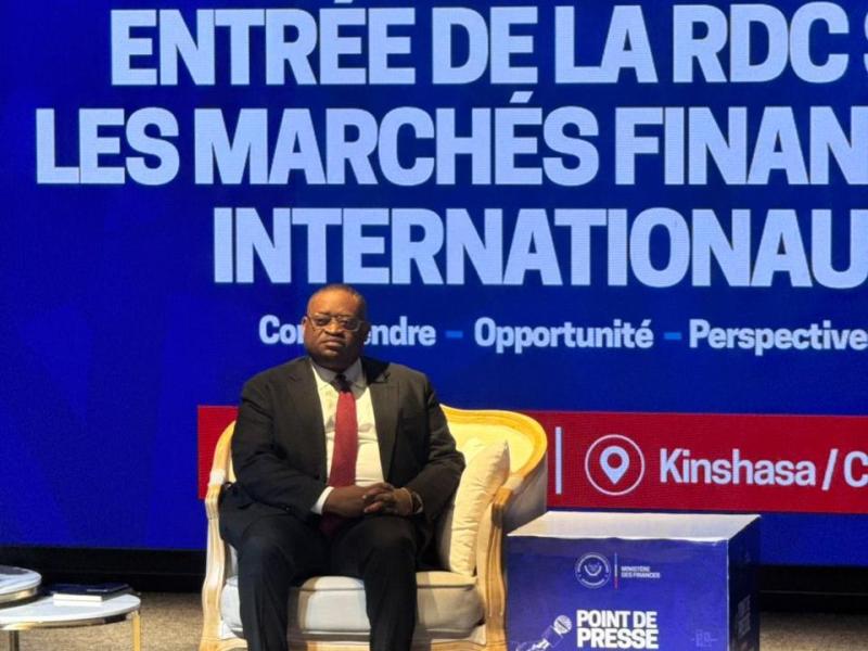 Doudou Fwamba Likunde Li-Botayi, ministre des Finances de la RDC lors d’une conférence de presse,  ce lundi 13 avril 2026, à Kinshasa