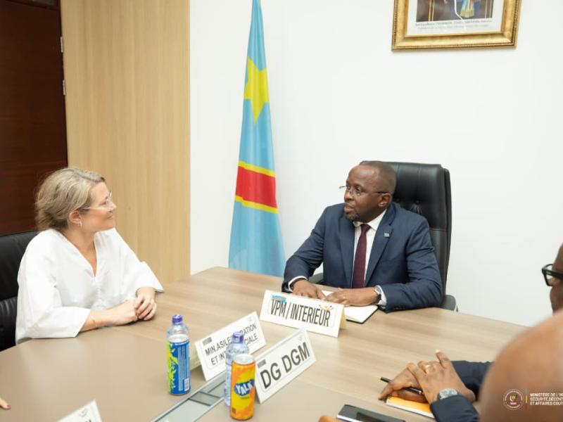 Le VPM de l'Interieur Jacquemain Shabani Lukoo lors d'une rencontre avec la ministre belge de l'Asile et de la Migration, Annelée Van Bossuyt