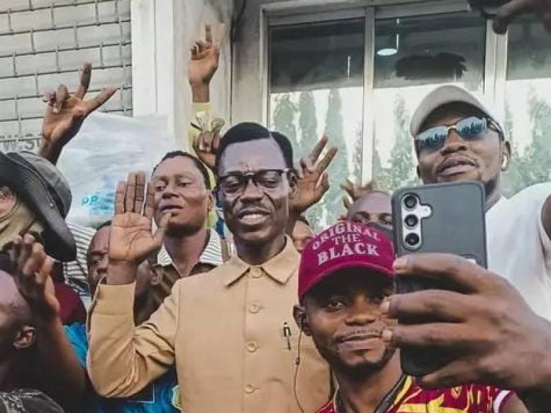 Lumumba vea et ses fans lors de la célébration de remise des véhicules à Kinshasa.