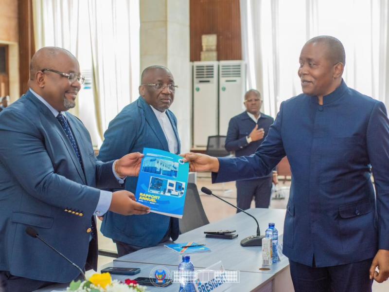 Le Président de la CENI Denis Kadima remet le rapport de la CENI au Président de la CENI, mardi 14 avril 2026