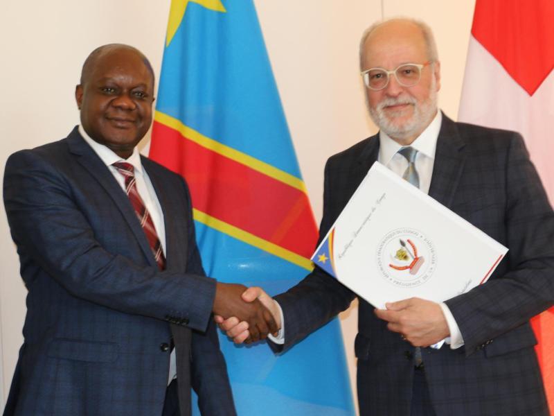 Crispin Mbadu, ministre délégué chargé de la Francophonie et de la Diaspora congolaise, avec Alexandre Frasel, Secrétaire d’État au Secrétariat d’État de la Confédération suisse [photo d'illustration]