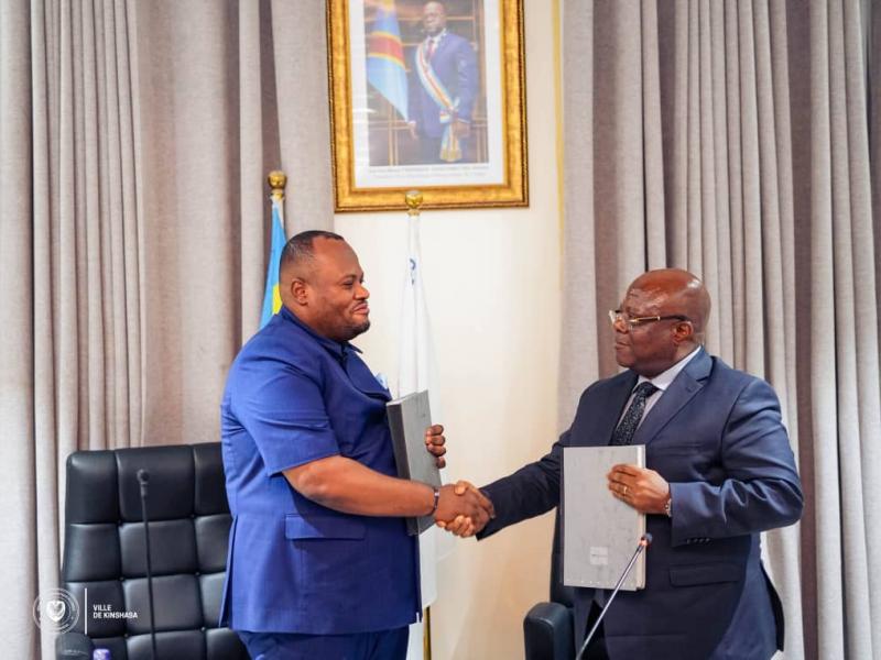 Poignée de main entre le Gouverneur Daniel Bumba et le délégué de la FEC